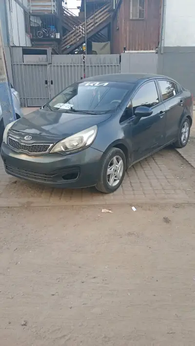 Auto Kia Rio 2013 en buen estado - miniatura 1