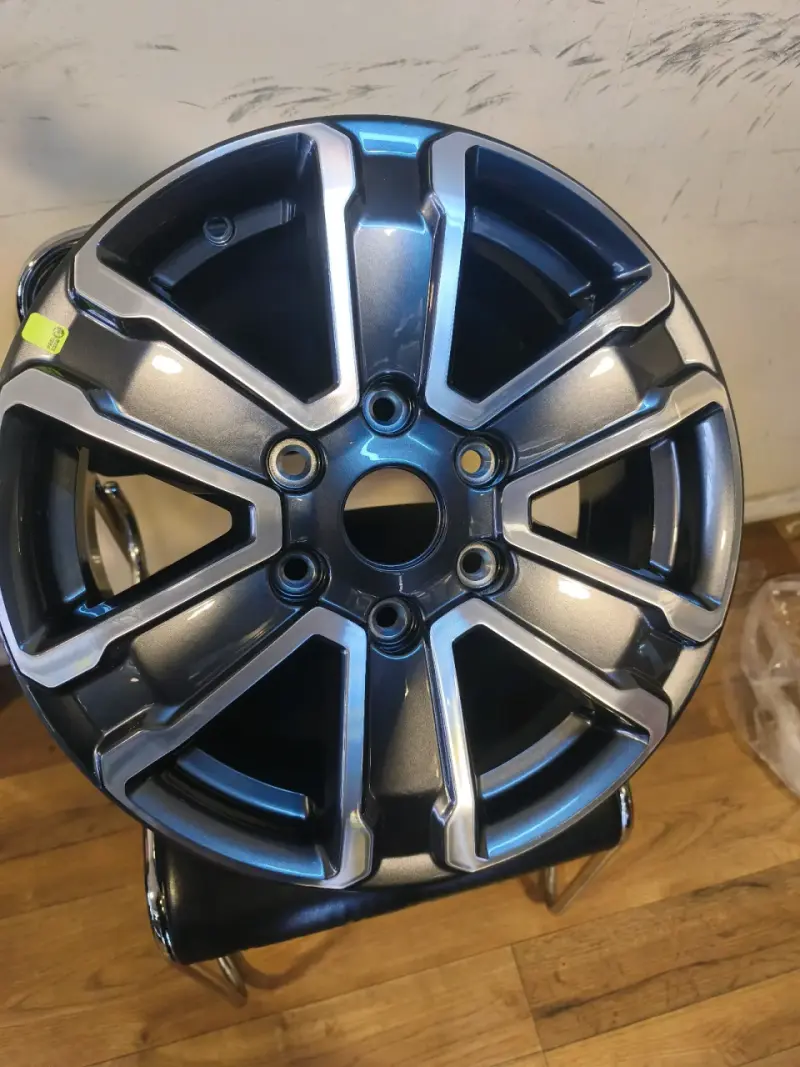 Llanta de aleación Ford 17x7.5 nueva - 4