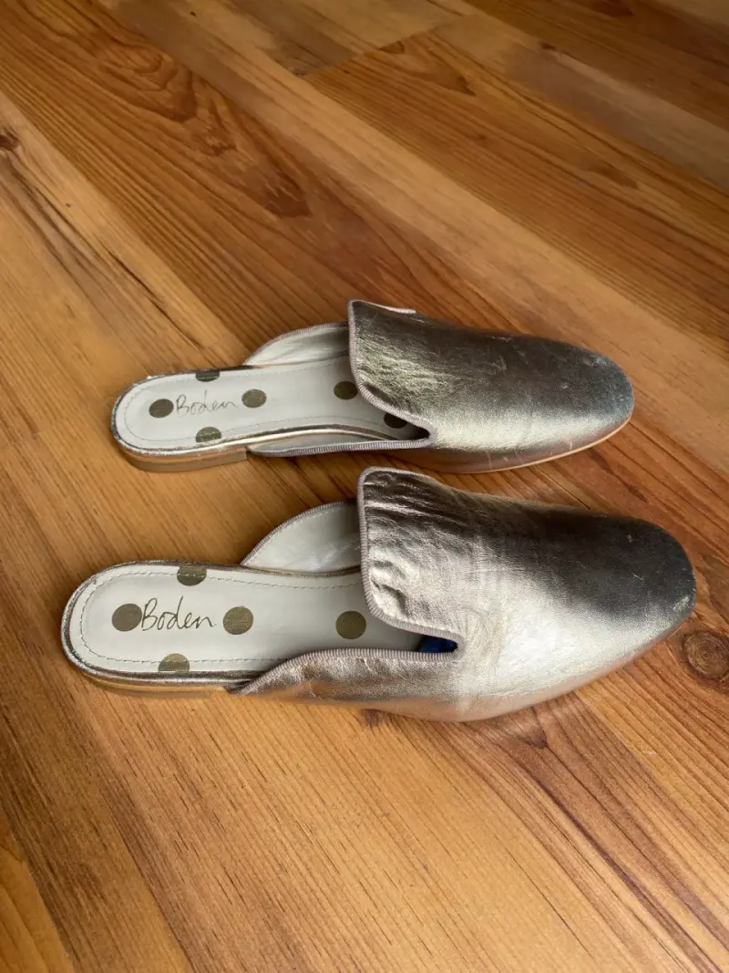 Mules dorados de cuero Boden para mujer - 4