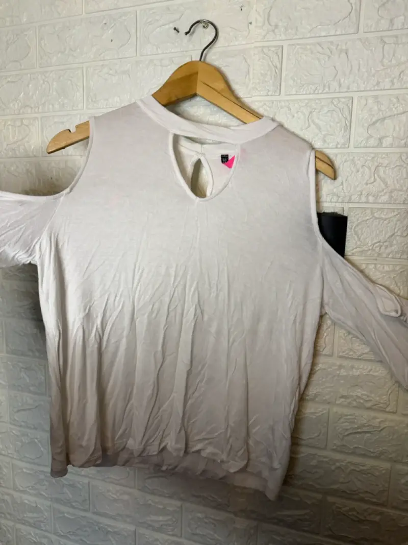 Polera blanca con hombros descubiertos Rolly Go