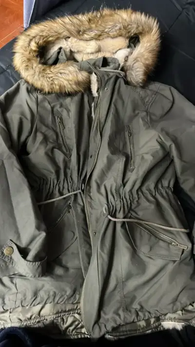 Parka verde con capucha de piel sintética para mujer - miniatura 1