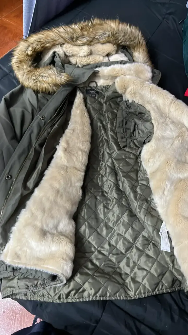 Parka verde con capucha de piel sintética para mujer - 2