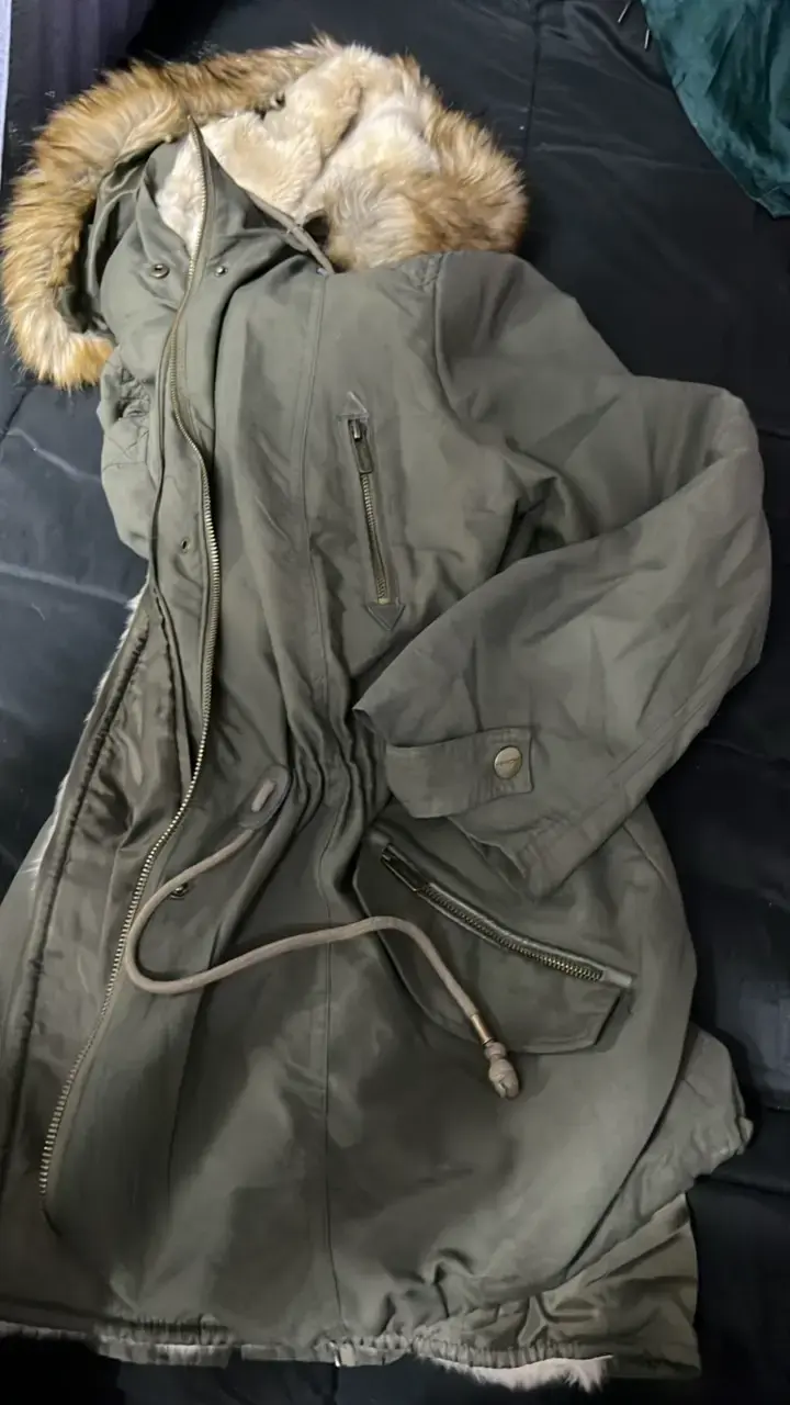 Parka verde con capucha de piel sintética para mujer - 4