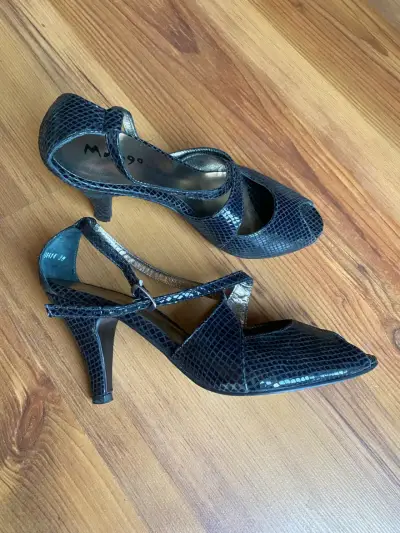 Zapatos de tacón alto con diseño de piel de serpi - miniatura 1