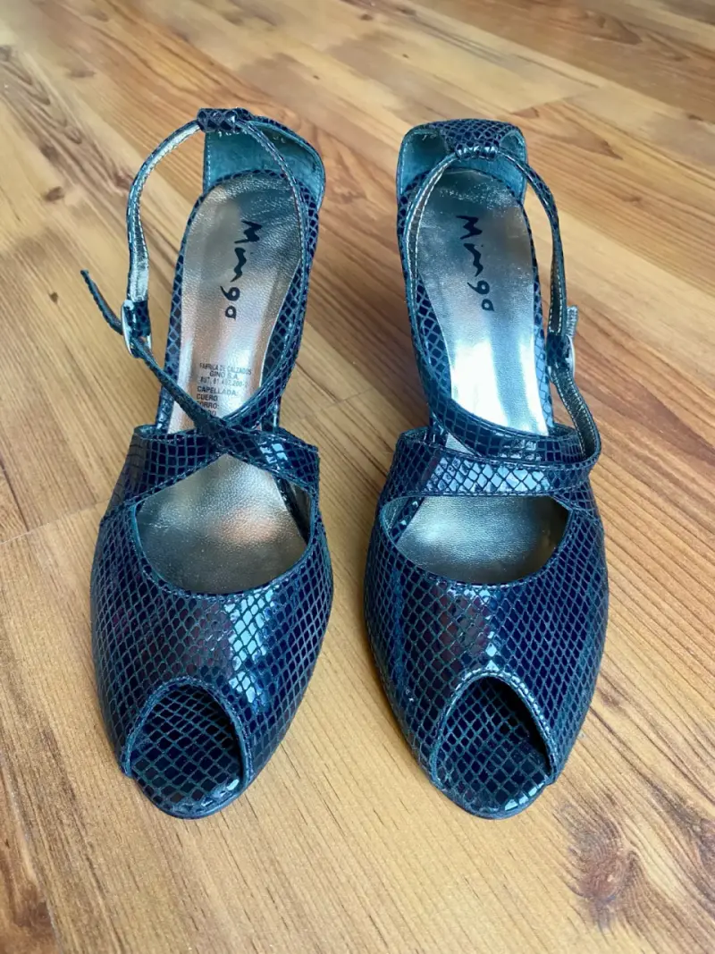 Zapatos de tacón alto con diseño de piel de serpi - 2