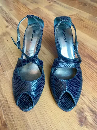 Zapatos de tacón alto con diseño de piel de serpi - miniatura 2