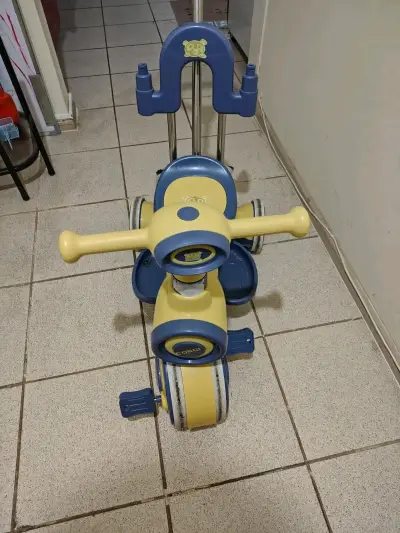 Triciclo infantil amarillo y azul con manillar - miniatura 1