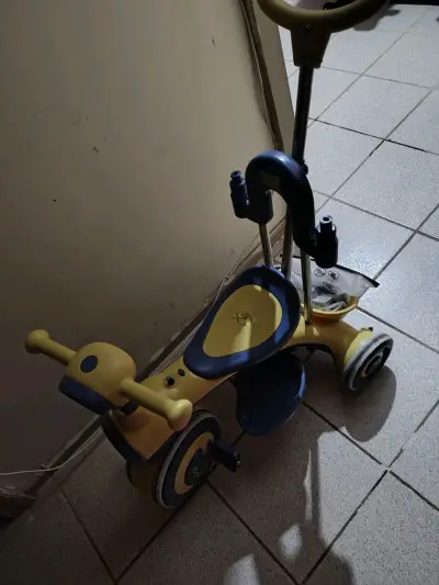 Triciclo infantil amarillo y azul con manillar - miniatura 2