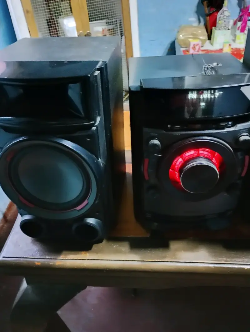 Sistema de sonido con parlantes potentes