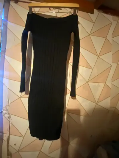 Vestido negro ajustado de punto para mujer - miniatura 1