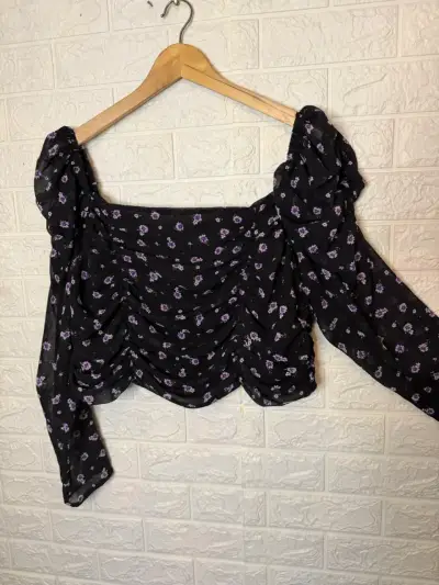 Blusa negra con estampado floral y mangas abullonadas - miniatura 1