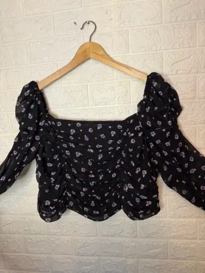Blusa negra con estampado floral y mangas abullonadas - miniatura 2