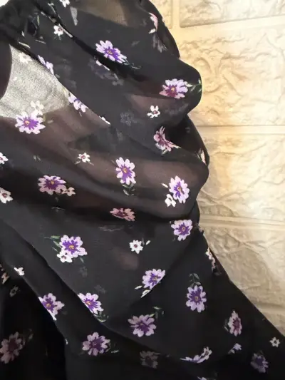 Blusa negra con estampado floral y mangas abullonadas - miniatura 3