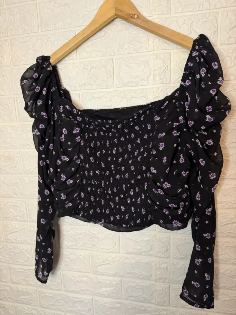 Blusa negra con estampado floral y mangas abullonadas - 4