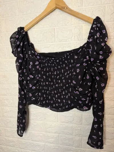 Blusa negra con estampado floral y mangas abullonadas - miniatura 4