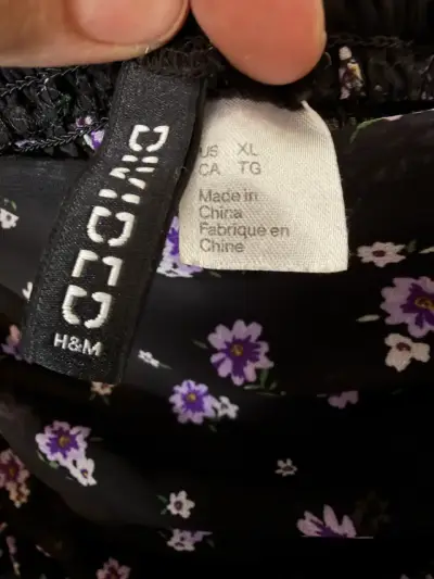 Blusa negra con estampado floral y mangas abullonadas - miniatura 5