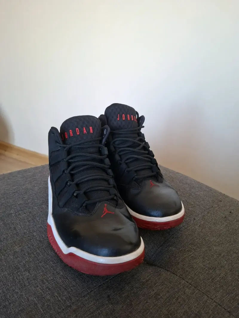 Zapatillas deportivas Jordan negras y rojas
