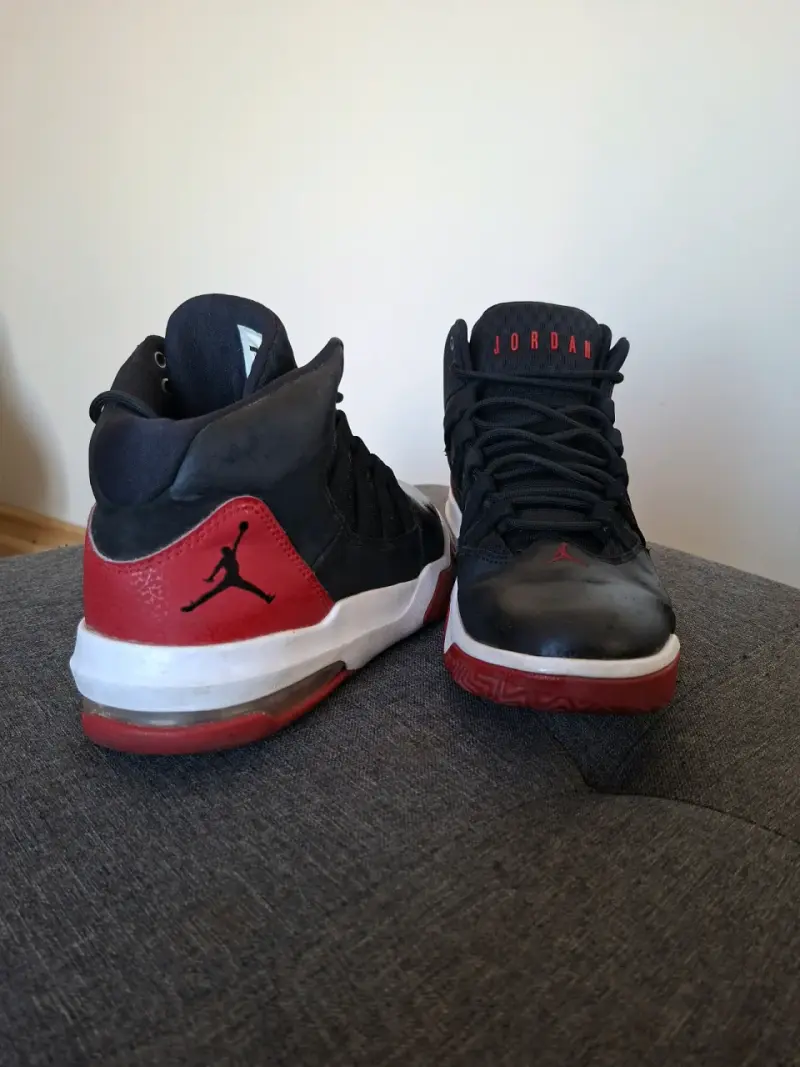 Zapatillas deportivas Jordan negras y rojas - 2