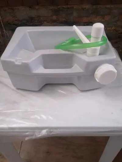 Lavamanos portátil de plástico con bomba manual - miniatura 1