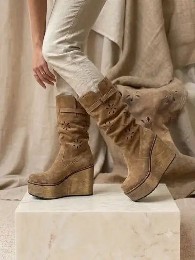 Botas de ante con plataforma de madera única - miniatura 1