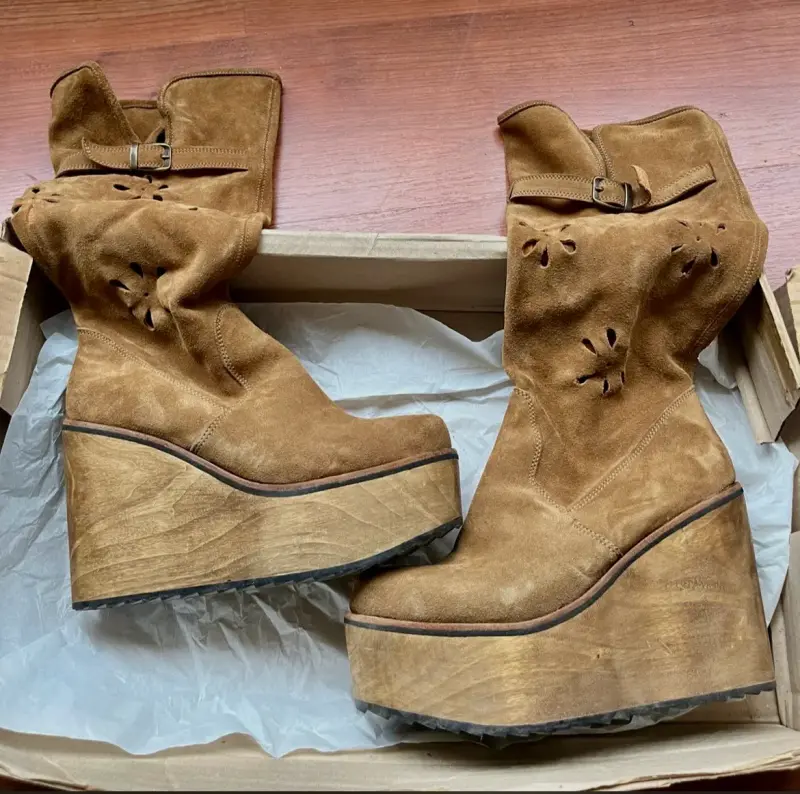 Botas de ante con plataforma de madera única - 3