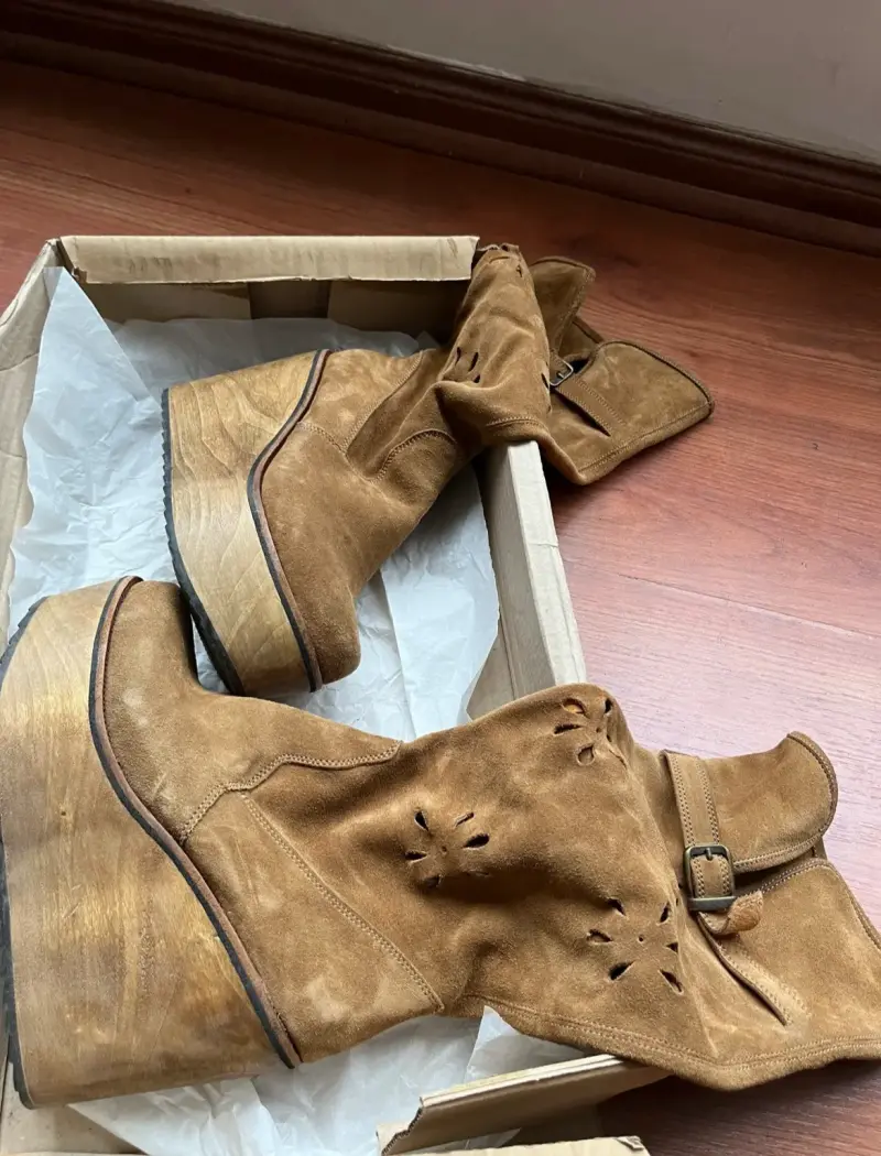 Botas de ante con plataforma de madera única - 4