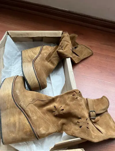 Botas de ante con plataforma de madera única - miniatura 4