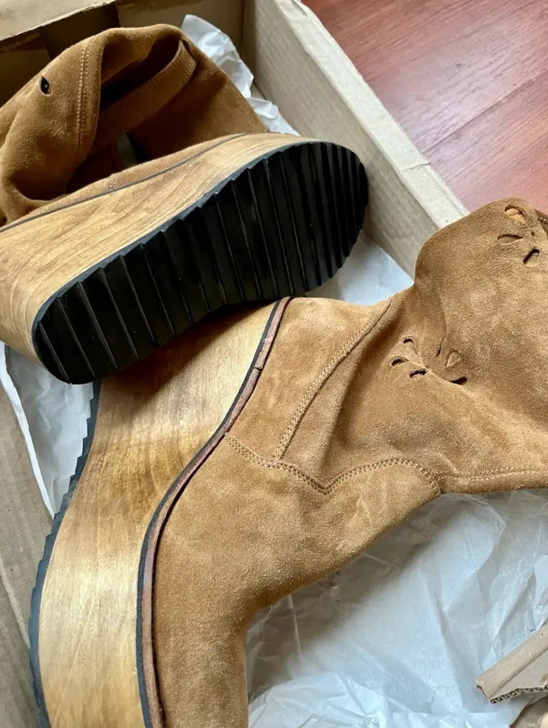 Botas de ante con plataforma de madera única - 5