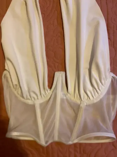 Top blanco con diseño de malla y tirantes ajustables - miniatura 1