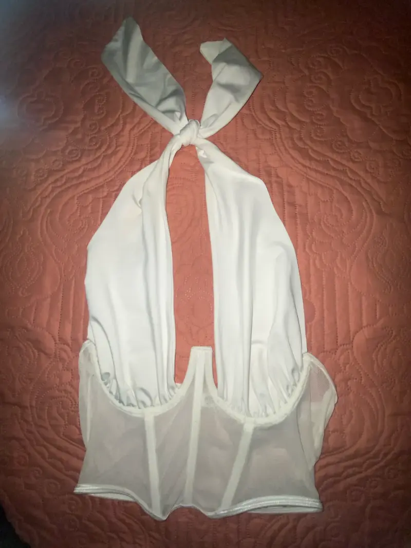 Top blanco con diseño de malla y tirantes ajustables - 2