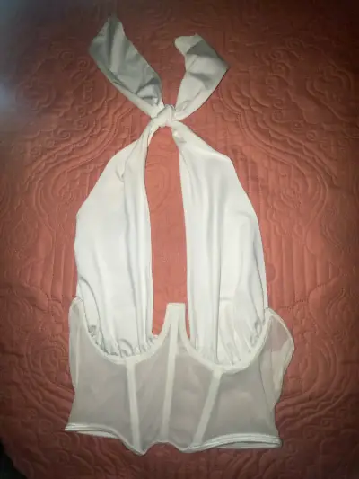 Top blanco con diseño de malla y tirantes ajustables - miniatura 2