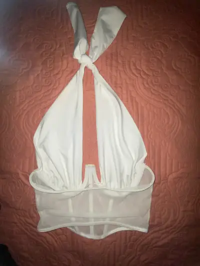 Top blanco con diseño de malla y tirantes ajustables - miniatura 3