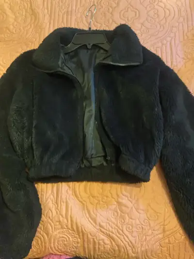Chaqueta corta de peluche negra para mujer - miniatura 1