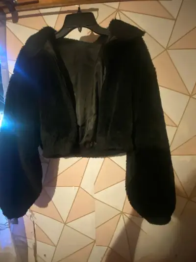 Chaqueta corta de peluche negra para mujer - miniatura 2