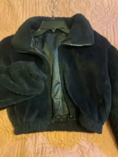 Chaqueta corta de peluche negra para mujer - miniatura 3