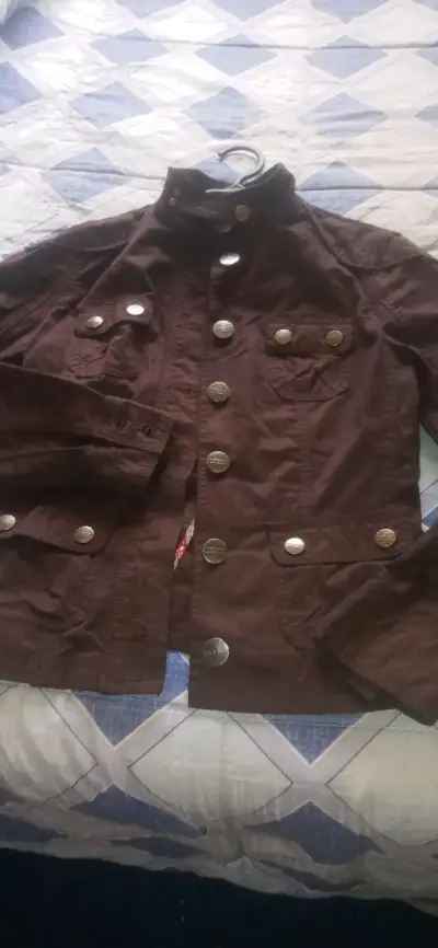 Chaqueta marrón con botones decorativos - miniatura 1