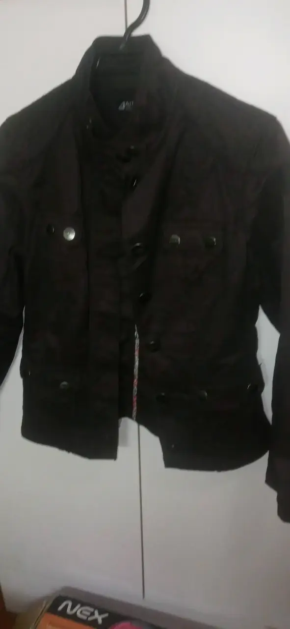 Chaqueta marrón con botones decorativos - 2