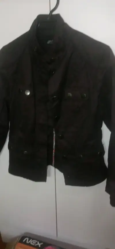 Chaqueta marrón con botones decorativos - miniatura 2