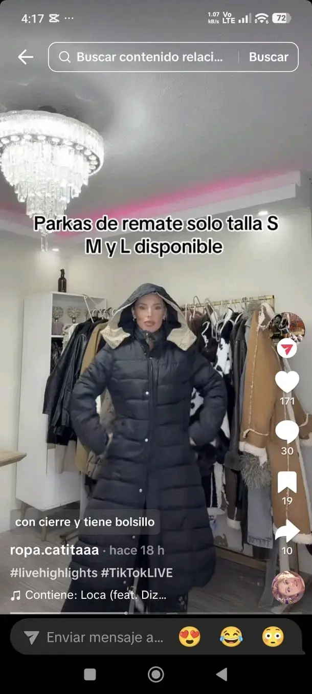 Parka negra con capucha y bolsillos