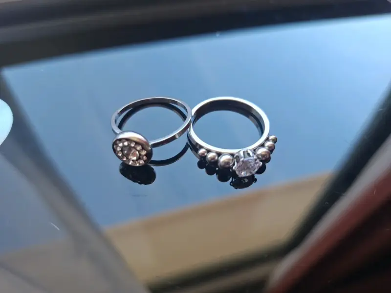 Set de anillos de plata con piedras brillantes