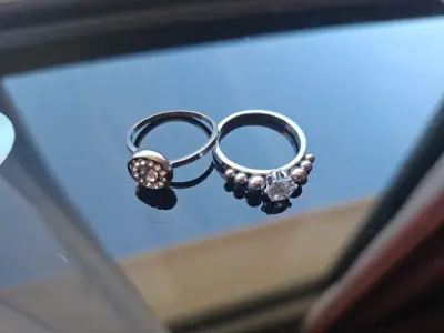 Set de anillos de plata con piedras brillantes - miniatura 1