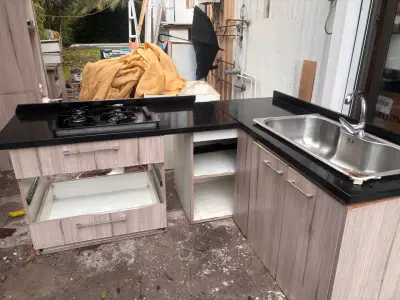Mueble de cocina con encimera de granito y lavaplatos - miniatura 1