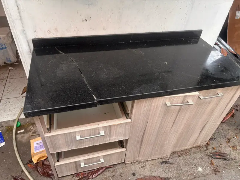 Mueble de cocina con encimera de granito y lavaplatos - 2