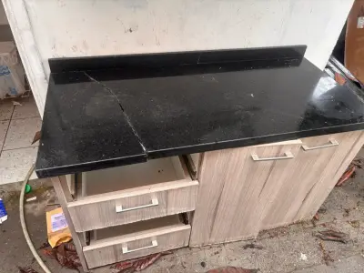 Mueble de cocina con encimera de granito y lavaplatos - miniatura 2