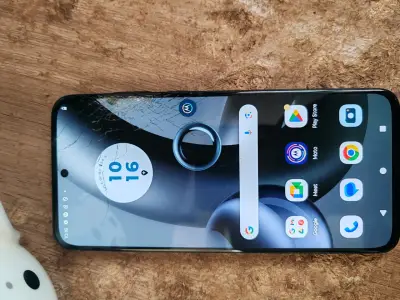 Smartphone con pantalla dañada para repuestos - miniatura 3