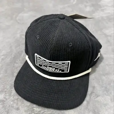 Gorra negra con diseño de ajedrez y logo bordado - miniatura 1