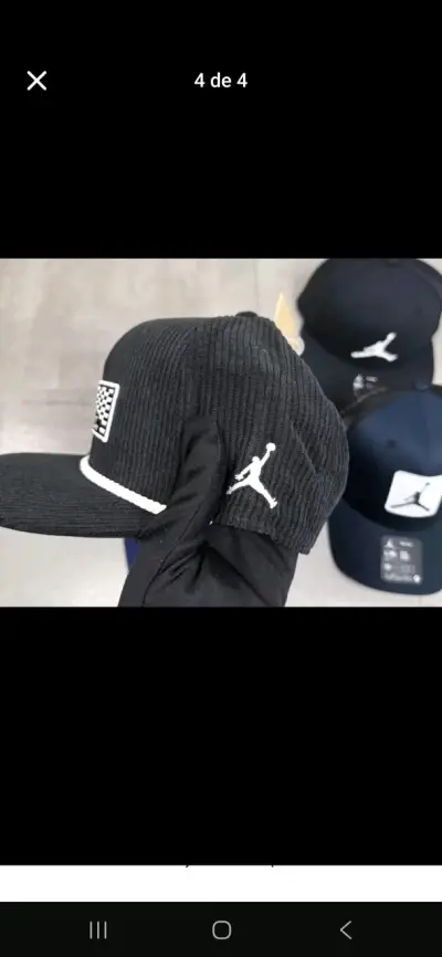 Gorra negra con diseño de ajedrez y logo bordado - miniatura 2