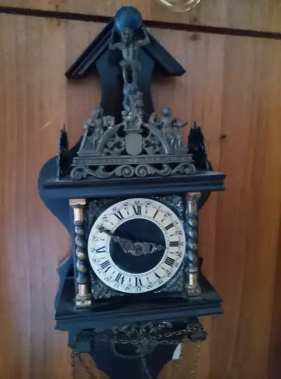 Reloj de pared antiguo con detalles decorativos - miniatura 1