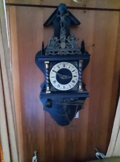 Reloj de pared antiguo con detalles decorativos - miniatura 2
