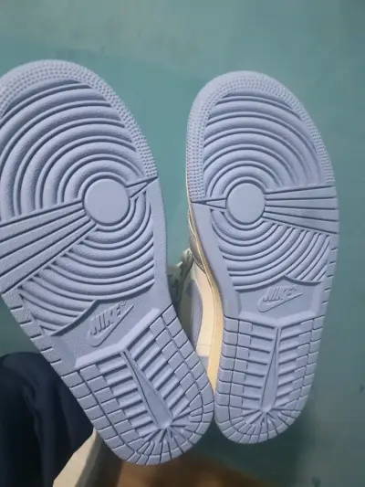 Zapatillas Nike Air Jordan blancas y celestes - miniatura 1